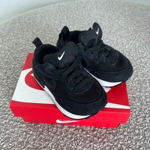 Nike Waffle One trainers for toddler. Black. Size 5